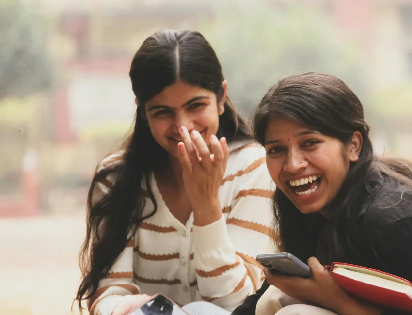 Deux jeunes femmes aux études sont heureuses