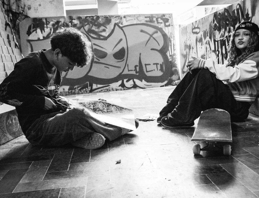 Jeunes bricolent dans un centre de skateboard