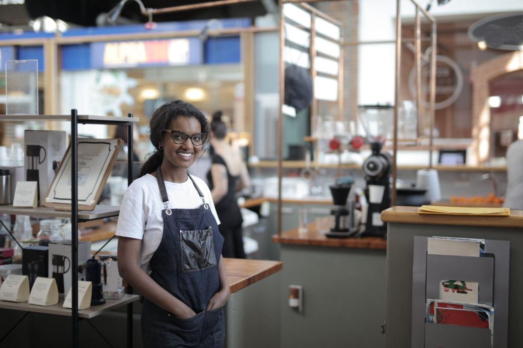 Jeune propriétaire de café dans son commerce, entrepreneuriat jeunesse