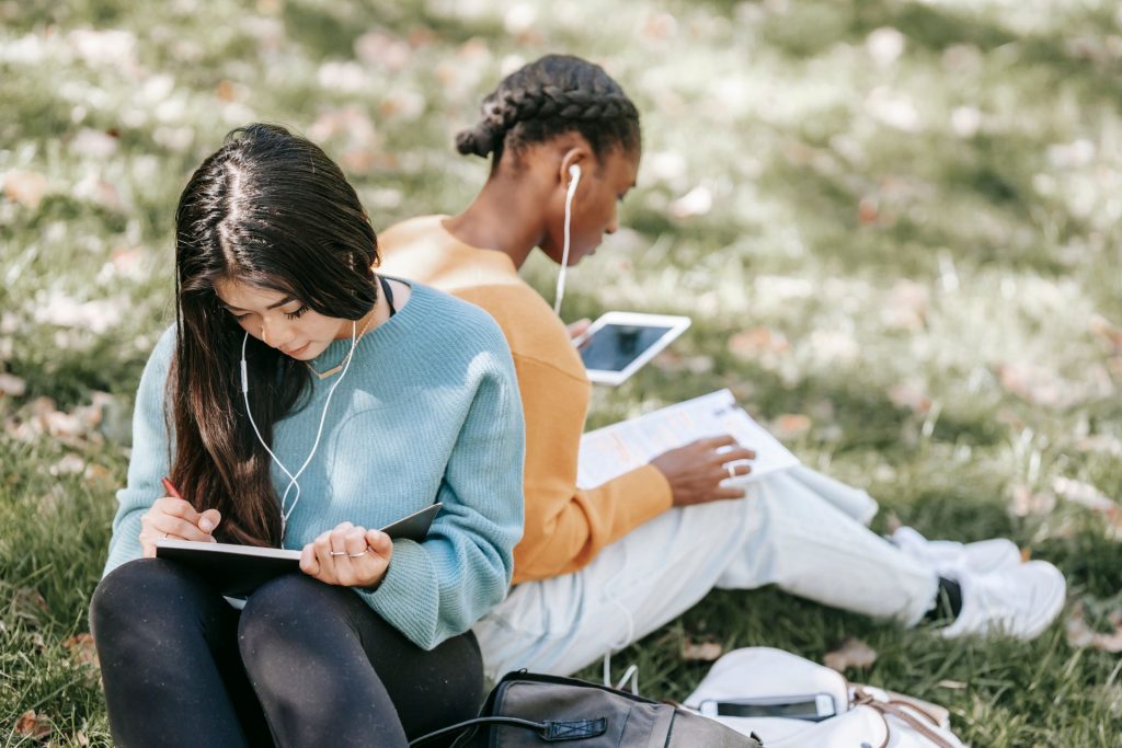 Deux jeunes étudiantes qui prennent des notes ensemble, soutien à la persévérance scolaire