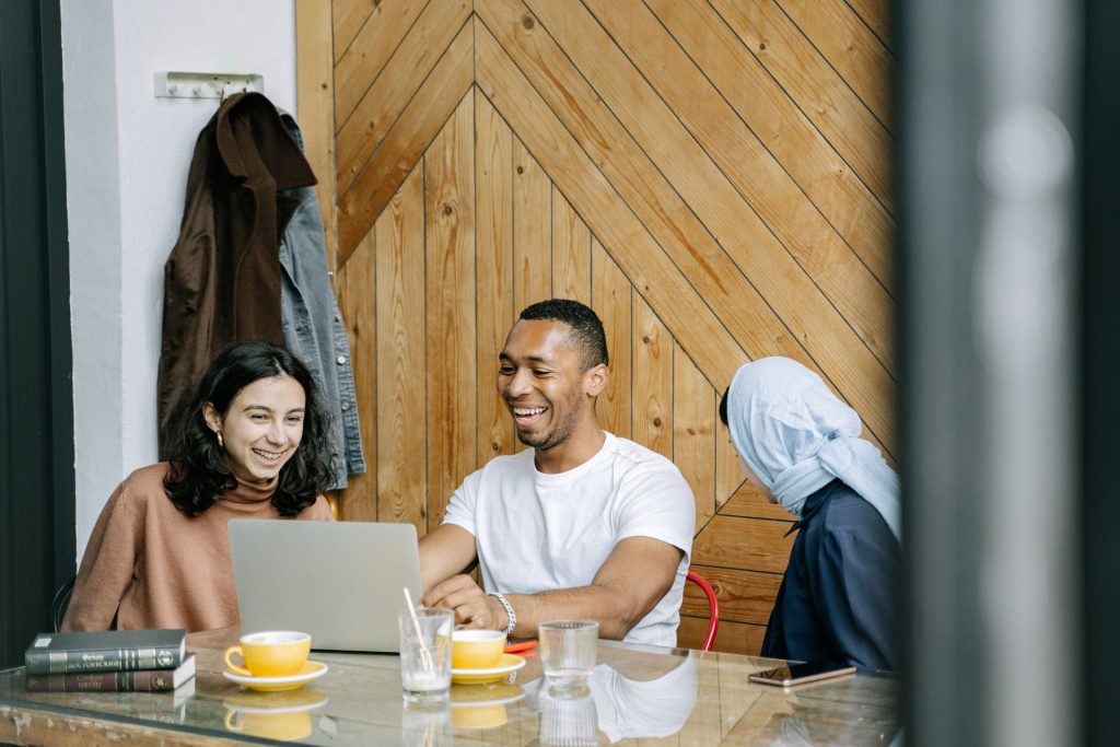 Équipe diversifiée qui collabore dans une ambiance de travail chaleureuse
